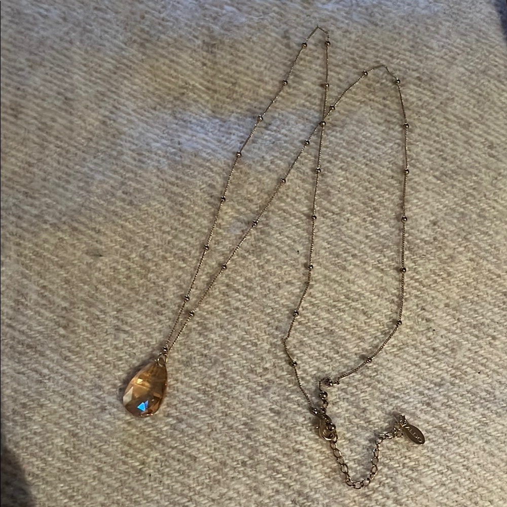 Elegant Gold Teardrop Pendant Necklace